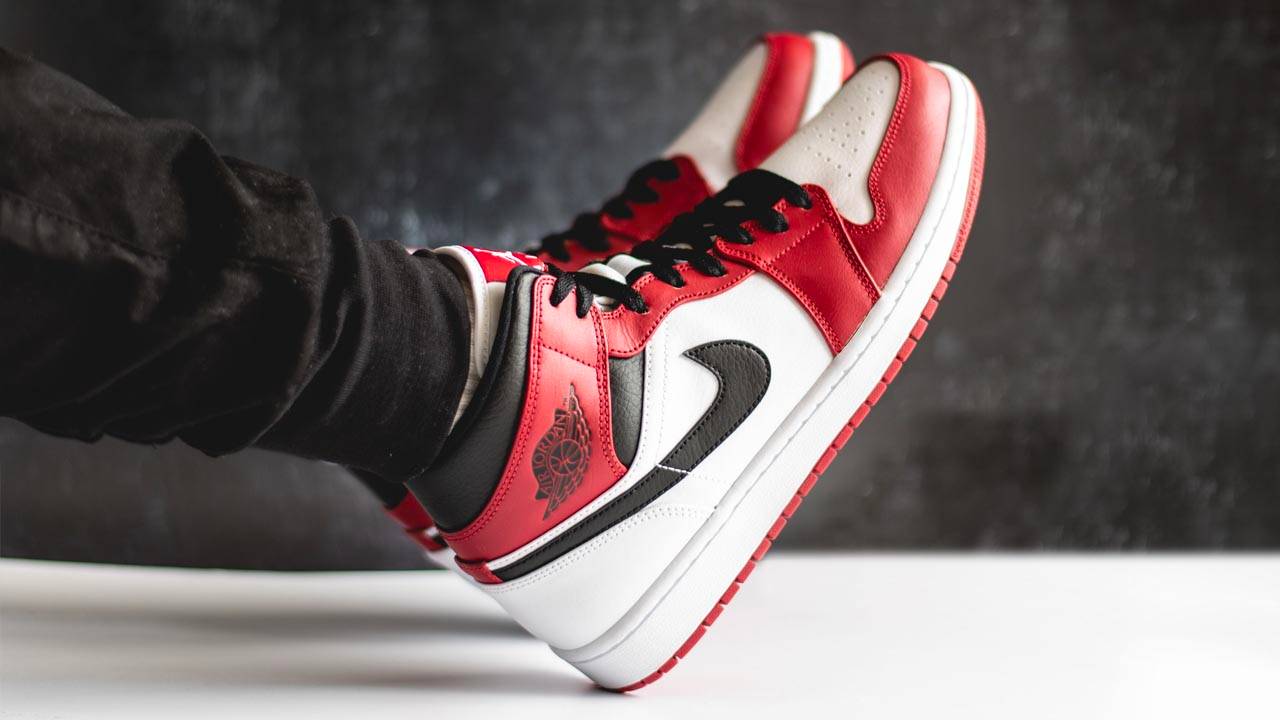 Chiêm ngưỡng phiên bản “White toe” với mẫu Nike Air  Jordan 1 Mid Chicago “ White Toe”  554725-173 ra mắt năm 2020